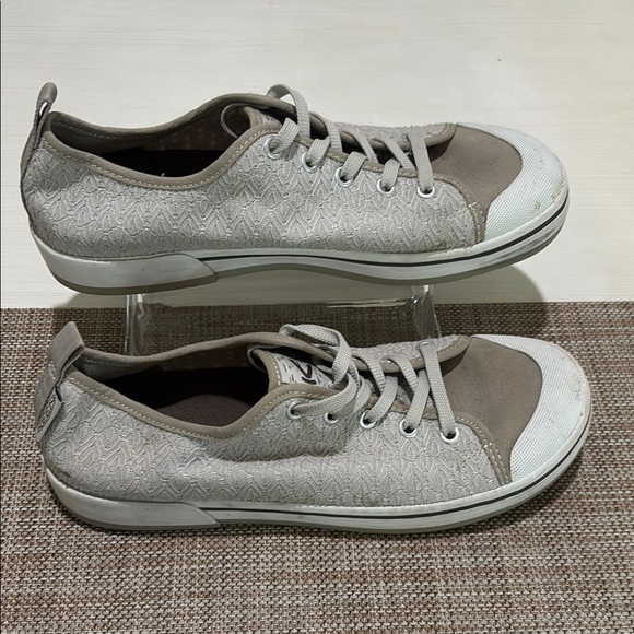Keen Light Gray Lace-Up Sneakers. Women 10. Excellent condition. Classic style! - Picture 2 of 8